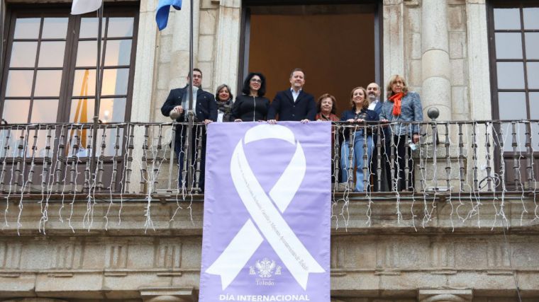Toledo renueva su compromiso contra la violencia machista con la colocación del lazo blanco en el balcón del Ayuntamiento