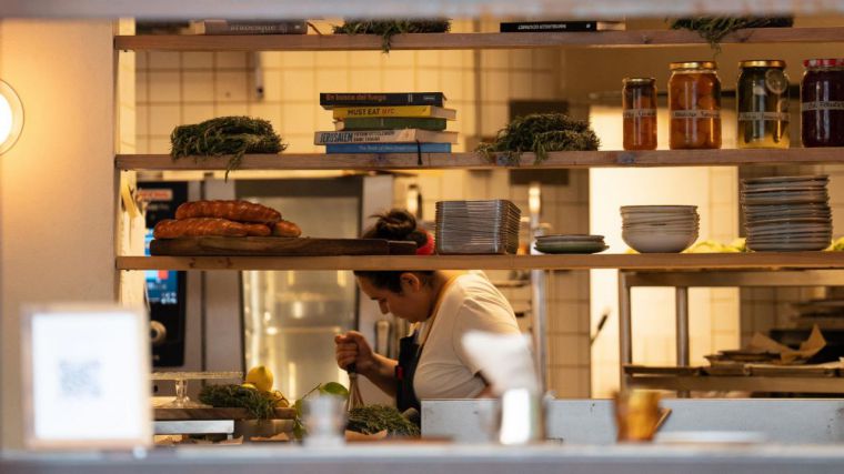 La producción del sector servicios sube un 5,2% en septiembre y encadena 15 meses de alzas