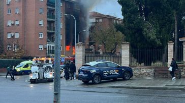Los bomberos tratan de extinguir el incendio declarado en un bloque de pisos de Toledo tras una explosión