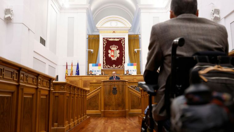 Las Cámara Regional avanzará en accesibilidad con el subtitulado de todos los plenos y con una maqueta tiflológica de su sede para invidentes