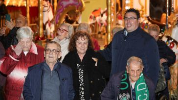 Los ancianos de tres residencias de Toledo disfrutan de la iluminación navideña en la ruta solidaria ‘Luces para mayores’