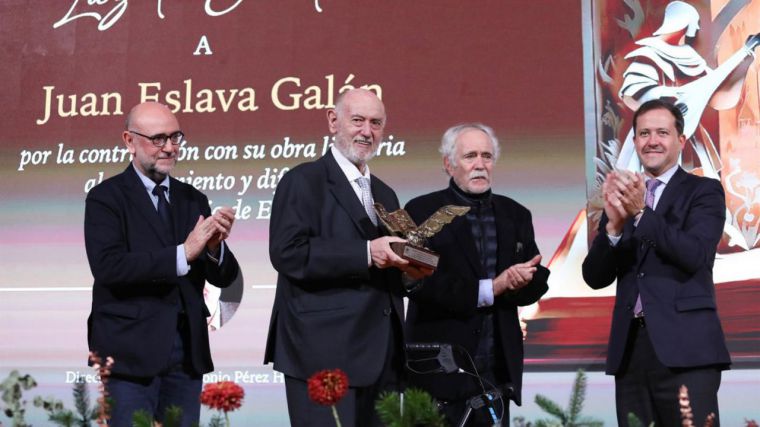 Toledo reconoce a Eslava Galán como referente universal de novela histórica con el primer premio 'Toledo Luz de Europa'