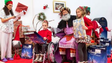 El Rey Melchor visita a los niños ingresados en el Hospital de Parapléjicos en una gran fiesta de Navidad
