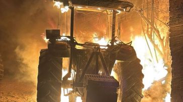 Los bomberos sofocan el incendio de un tractor en una nave agrícola de Burguillos