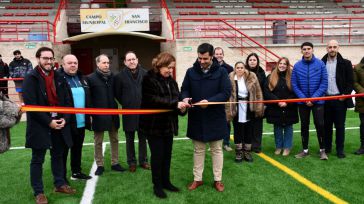 Cedillo inaugura el campo de fútbol de Torrijos tras la renovación de su césped artificial gracias a la ayuda de la Diputación
