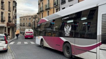Unas luces de Navidad descolgadas obstaculizan el paso de autobuses a la toledana plaza de Zocodover