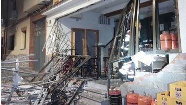 Susto en Navahermosa: La explosión de una bombona de gas destroza la fachada de una churrería