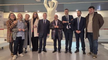 García-Page visita la exposición 'Como el cristal. Una vida transparente', que rinde homenaje al fundador del PSOE Pablo Iglesias