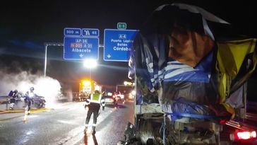 Caos en la A-4 a la altura de Ocaña tras un choque en cadena entre varios coches y un camión