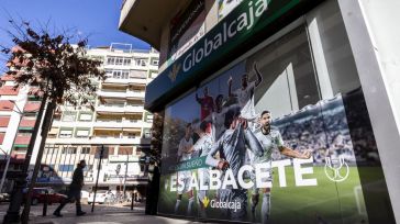 Globalcaja sortea 2 entradas dobles para el partido Albacete-Barcelona FC y premia con la camiseta del Alba a sus nuevos clientes
