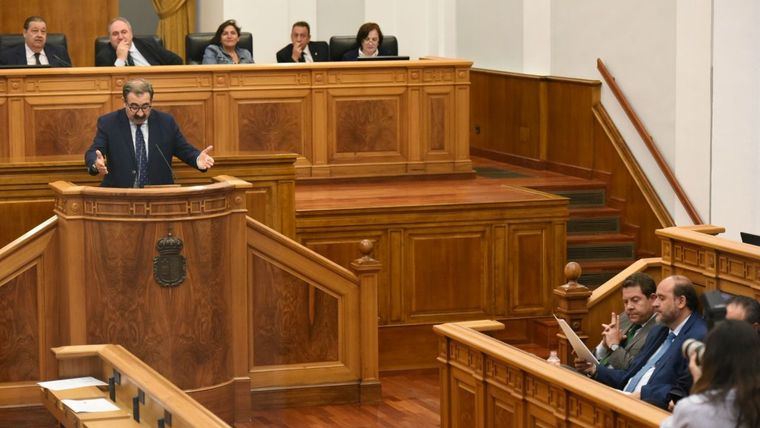  El consejero de Sanidad, Jesús Fernández Sanz, durante su intervención en el Pleno de las Cortes regionales celebrado hoy en Toledo.