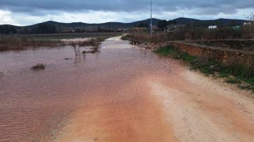 Cerrado el paso de un puente en La Solana (Ciudad Real) por el desbordamiento del arroyo de Alhambra