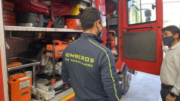 Tres heridos por intoxicación por humo en el incendio de una vivienda en Guadalajara