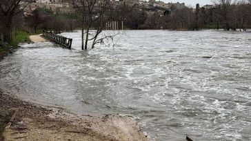 El Tajo a su paso por Toledo sigue en alerta roja pero el caudal va descendiendo y se espera una evolución favorable
