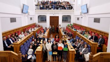 Navarrete reclama “un espacio digital seguro, amable y más humano”, durante un pleno social en el que alumnado ha debatido sobre el uso de las tecnologías