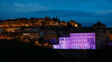 Las Cortes iluminan su fachada de morado por el 8M