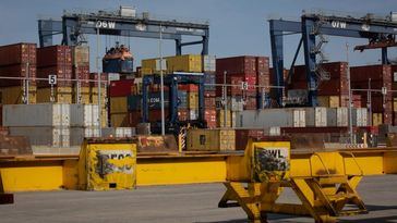 Los precios de exportaciones industriales bajan un 2,4% en febrero y los de importaciones caen un 4,3%