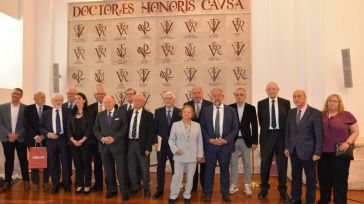 La UCLM obsequia a sus doctores ‘honoris causa’ con un vítor en los muros de su histórico Paraninfo del Rectorado