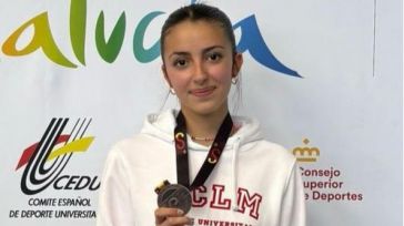 La estudiante de la UCLM Lucía Jimeno consigue la medalla de bronce en el Campeonato de España Universitario de esgrima