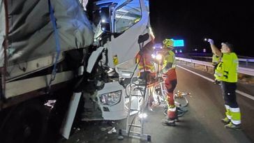 Rescatado un conductor tras la colisión frontal entre dos camiones en la A-5 en Calera y Chozas