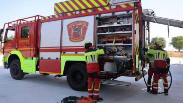 El incendio en una fábrica de cortinas de Ontígola moviliza a bomberos de seis parques
