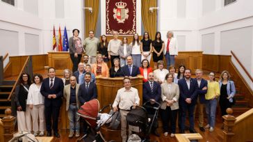 Las Cortes Regionales animan al acogimiento a partir de las experiencias vitales de varias familias a las que Bellido agradece su “plus de responsabilidad”