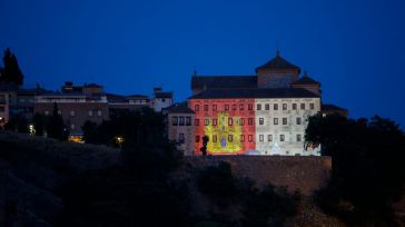 Las Cortes Regionales iluminan su fachada con motivo del Día de la Región