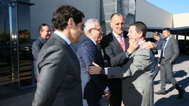 Emiliano García-Page fotografiado en 2015 en la fábrica Incarlopsa (Tarancón) con los responsables de la empresa, antes de firmar un protocolo de colaboración de cara a la ampliación de sus instalaciones.