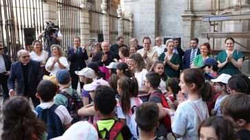 Toledo da el pistoletazo de salida al Corpus con la tradicional ofrenda floral de más de 700 escolares