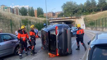 Dos heridos tras volcar un coche al colisionar con varios vehículos estacionados en Cuenca