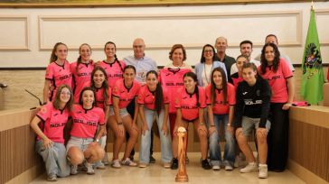 La presidenta Cedillo recibe al EM Féminas Soliss Fuensalida tras su histórico ascenso a Segunda División RFEF