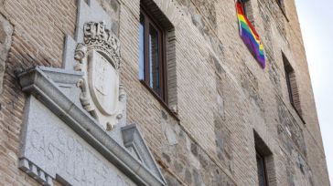 Bellido defiende que las instituciones exhiban la bandera arcoíris frente a la ofensiva reaccionaria que pretende “dar marcha atrás” a las conquistas LGTBI