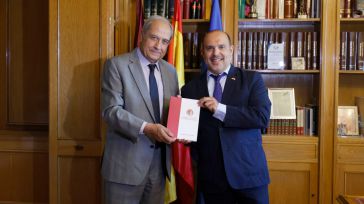 Irízar entrega a Bellido una copia de la Memoria Anual del Consejo Consultivo