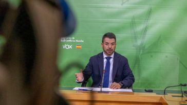 Vox acusa a Page de estar 'en una permanente campaña de marketing personal mientras la región se desmorona'