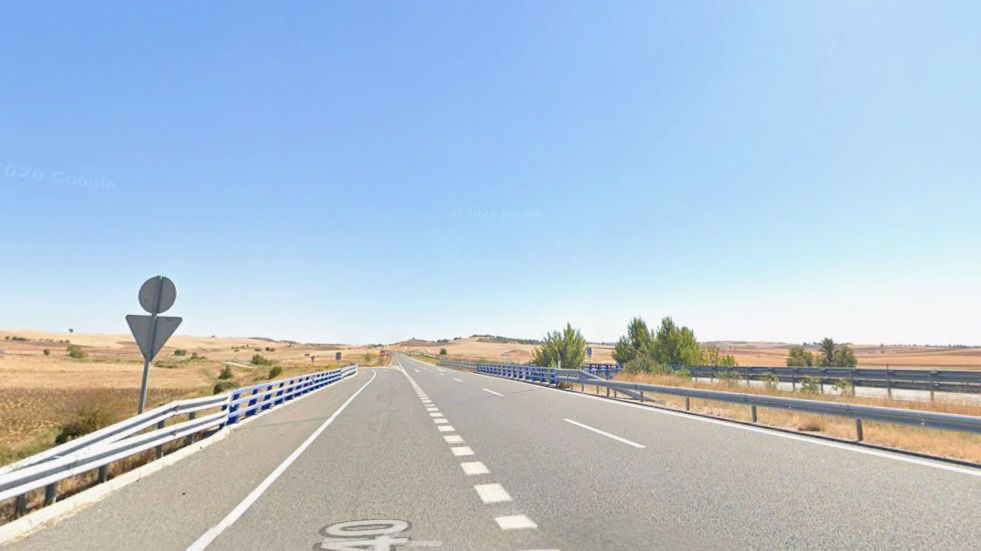 El vuelco de un camión con mercancías peligrosas obliga a cortar la A-40 en Alcázar del Rey