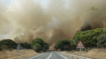 El incendio de Almorox alcanza el nivel 2, obliga a evacuar dos urbanizaciones y moviliza a la UME tras extenderse a Madrid