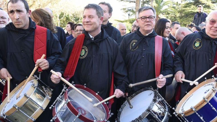 El presidente de Castilla-La Mancha, Emiliano García-Page, en la Tamborrada de Hellín.