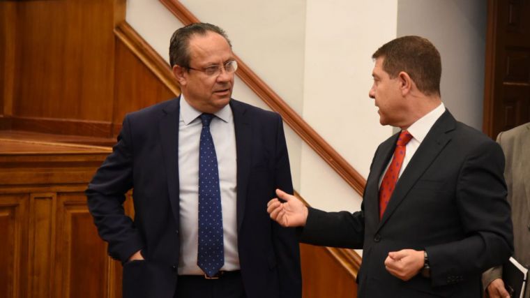 El consejero de Economía, Juan Alfonso Ruiz Molina, y el presidente García-Page, en un Pleno de las Cortes regionales. 