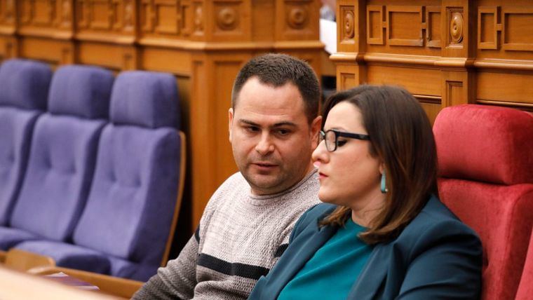 David Llorente y María Díaz, diputados de Podemos-CLM, en un Pleno de las Cortes regionales.