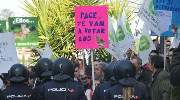 Los agricultores se encaran con el consejero en la cafetería de las Cortes y piden que se les escuche