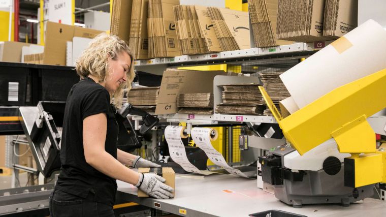 Preparadora de pedidos en la planta de Amazon en El Prat de Llobregat.