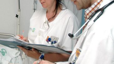Los médicos y enfermeros especialistas en Castilla-La Mancha tienen salarios inferiores a la media nacional