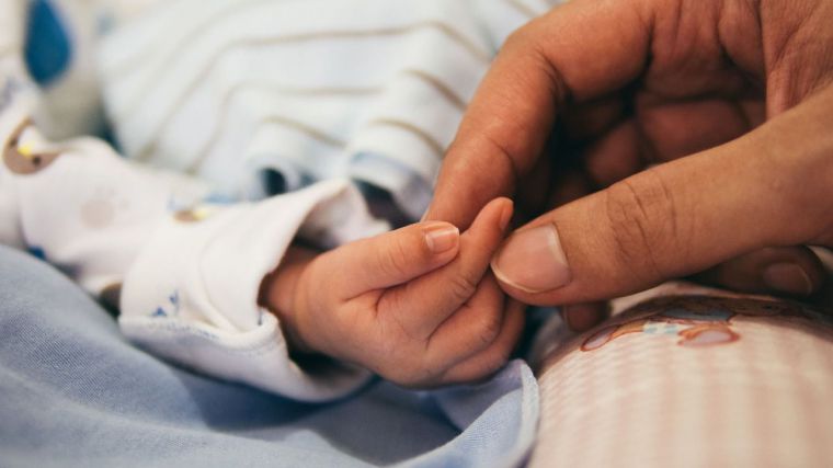 Los permisos de paternidad superan a los de maternidad en Castilla-La Mancha