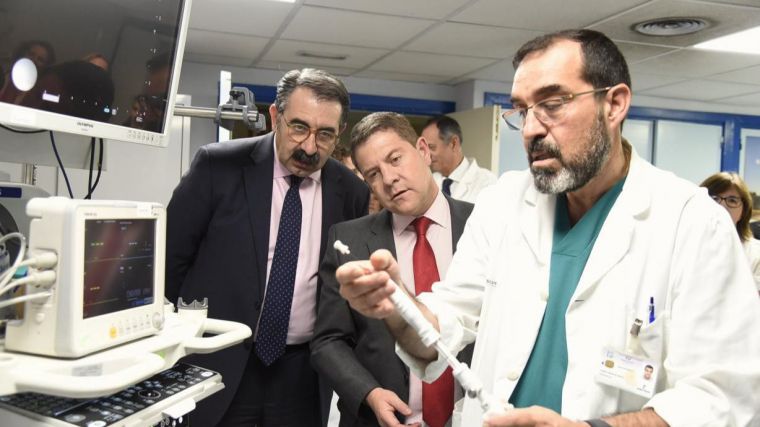 El presidente de Castilla-La Mancha, Emiliano García-Page, y el consejero de Sanidad, en una visita al Hospital Universitario de Guadalajara.