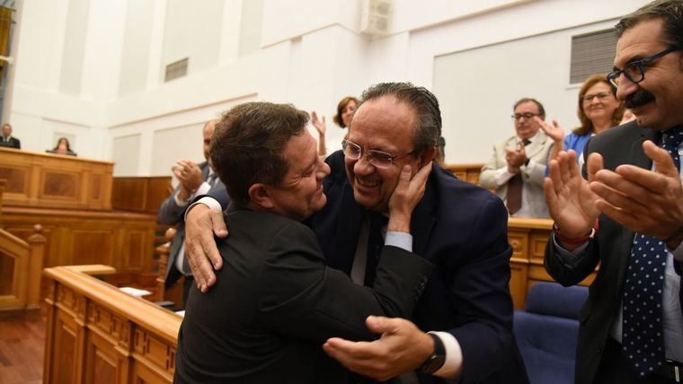 Emiliano García-Page y el consejero de Hacienda en el Pleno en las Cortes regionales sobre el proyecto de Ley de Presupuestos Generales de la Junta de Comunidades de Castilla-La Mancha.