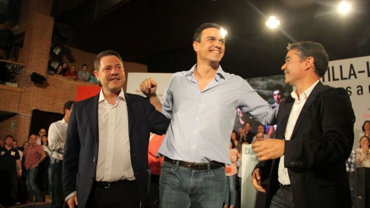 García-Page, Pedro Sánchez y Manuel González Ramos en un acto público del partido celebrado en Albacete durante la campaña electoral de 2015.