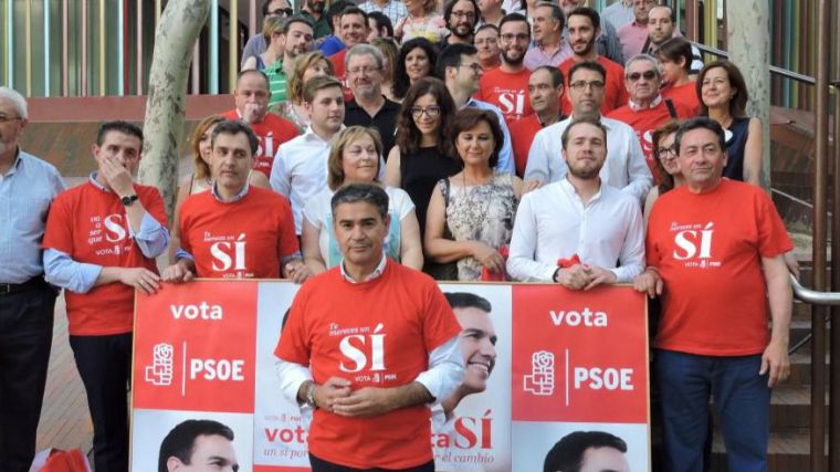 González Ramos, en el centro, durante la campaña para las elecciones generales del 26-J.