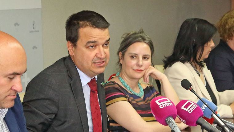 Francisco Martínez Arroyo, consejero del departamento de la Junta que peor gestiona los fondos, junto a Araceli Martínez, directora del que mejor gestiona, el Instituto de la Mujer.