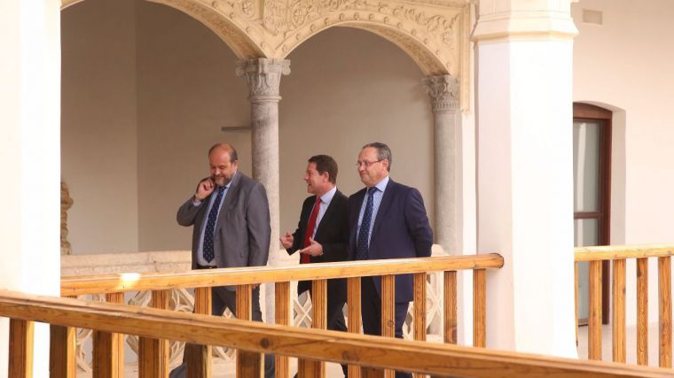 El vicepresidente de la Junta, José Luis Martínez Guijarro, el presidente García-Page y el consejero de Hacienda, Juan Alfonso Ruiz-Molina, en el Palacio de Fuensalida, sede del gobierno regional.