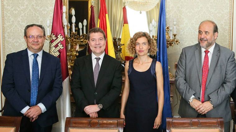 García Page, en su reunión con la ministra de Política Territorial y Función Pública, Meritxell Batet, a la que ha acudido acompañado por el consejero de Hacienda, Juan Alfonso Ruiz Molina y el vicepresidente primero, José Luis Martínez Guijarro.